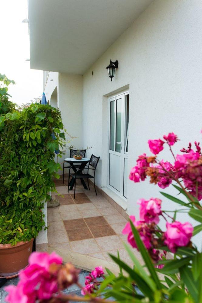 Apartments Mare - 30 M From Pebble Beach Seget Vranjica Zewnętrze zdjęcie